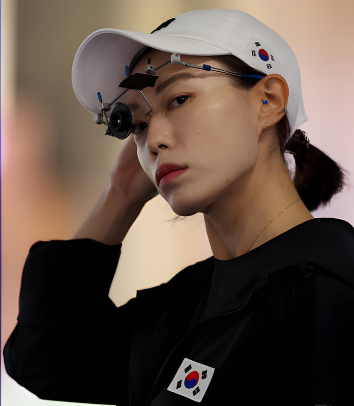 Khuôn mặt khả ái của Kim Ye-yi dễ dàng chiếm cảm tình của cộng đồng mạng. Video vận động viên này tranh tài ở Giải vô địch bắn súng thế giới hồi tháng 5 được lục lại, với khoảng 20 triệu lượt xem. Mặc dù lập kỷ lục thế giới với số điểm 42, Kim vẫn giữ sự bình tĩnh đáng kinh ngạc.