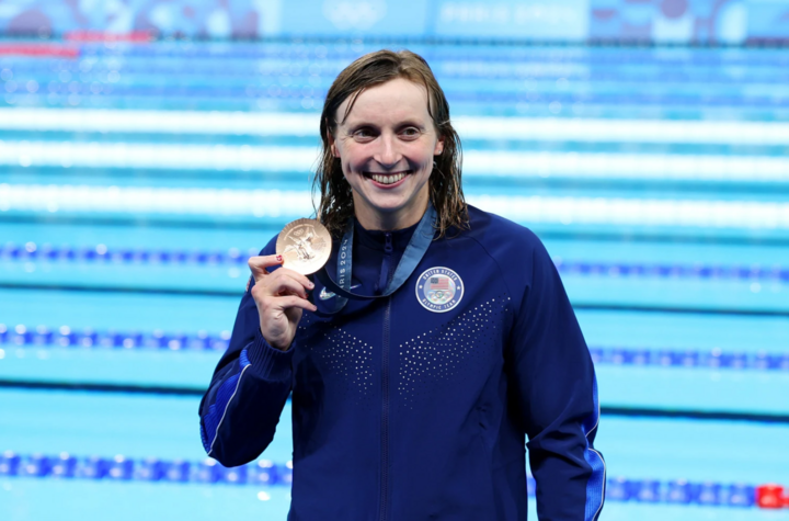 Đội tuyển bơi lội Mỹ rút ngắn khoảng cách với Australia nhờ HCV của Katie Ledecky.