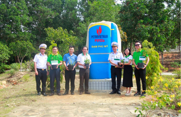 Lữ đoàn 162 gửi tặng PVFCCo bộ sưu tập cây thuốc nam để trồng trong khuôn viên nhà máy Đạm Phú Mỹ.