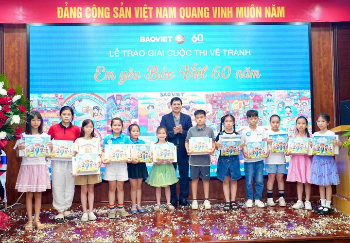 Trao giải cuộc thi vẽ tranh 60 năm.
