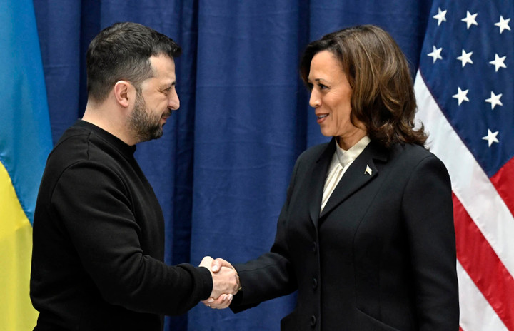 Tổng thống Ukraine Volodymyr Zelensky và Phó Tổng thống Hoa Kỳ Kamala Harris tại Hội nghị An ninh Munich (MSC) ở Munich vào tháng 2/2024. (Ảnh: AP)