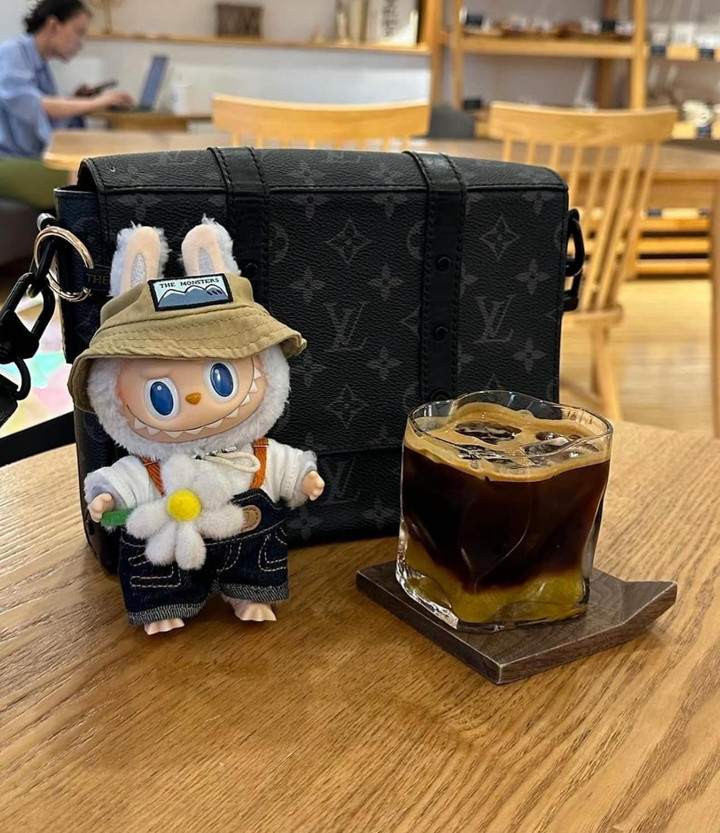 Nhiều bạn trẻ luôn check-in đem Labubu đi muôn nơi. (Ảnh: Hồng Ngọc)