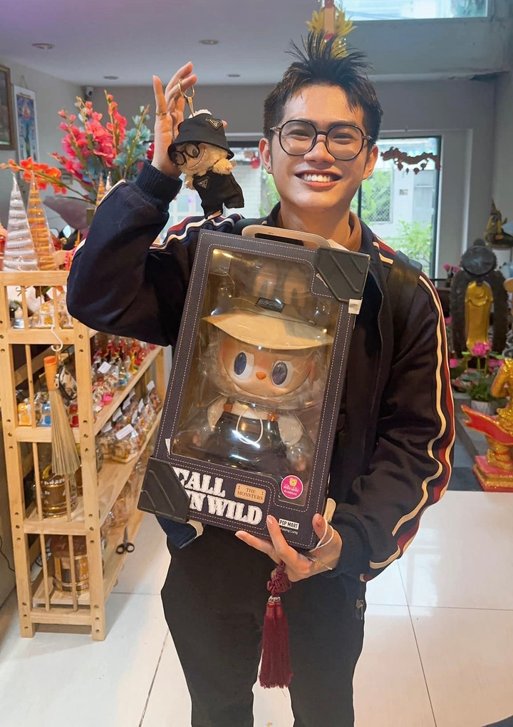 Tùng Văn Lưu Khiết rất hào hứng với sản phẩm mình vừa mua. (Ảnh: Nhân vật cung cấp)