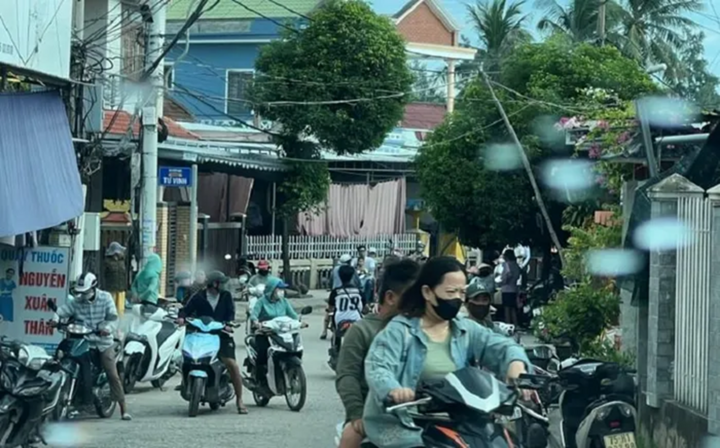 Khu vực phía trước ngôi nhà nơi xảy ra sự việc. (Ảnh: QN)
