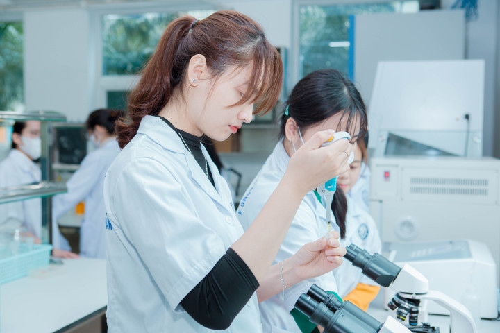 Các sinh viên được đào tạo thực nghiệm, thực hành lên tới 70% thời lượng học, ngay từ năm học đầu tiên.