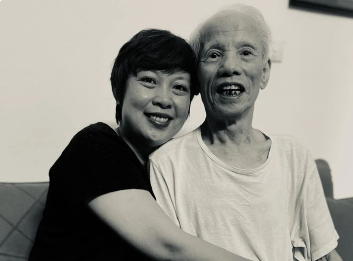 Đạo diễn, NSND Nguyễn Khắc Lợi (phải) chụp cùng học trò, đạo diễn-NSƯT Đặng Thái Huyền. (Ảnh: Facebook Dang Thai Huyen)