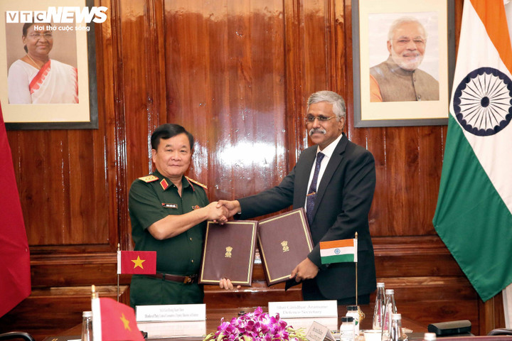 Hai trưởng đoàn ký Ý định thư về hợp tác đào tạo.