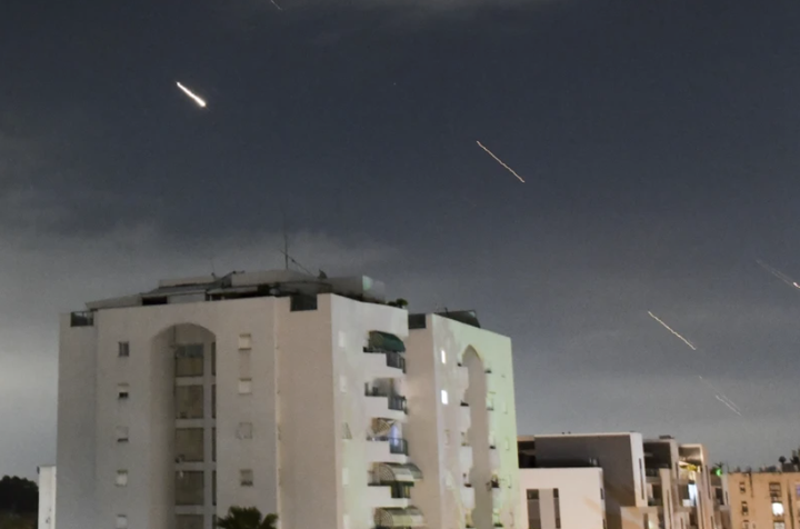 Israel triển khai hệ thống phòng không Vòm Sắt đánh chặn các tên lửa bắn từ Iran ngày 14/4. (Ảnh AP/Tomer Neuberg)