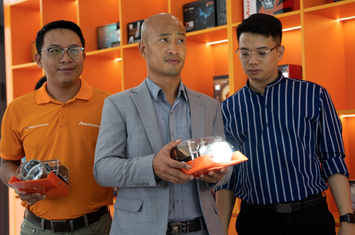 Sau lễ ký kết, Nhà phân phối cùng Ban lãnh đạo trao đổi và trải nghiệm sản phẩm tại phòng trưng bày.