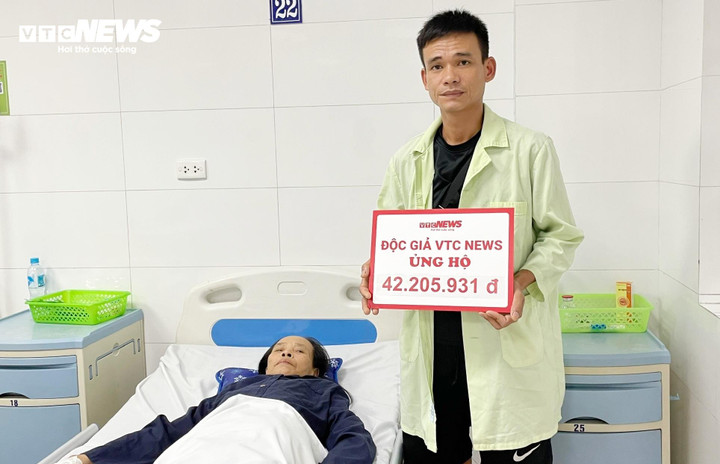 Anh Ngô Văn Dương thay mặt gia đình nhận tiền ủng hộ của bạn đọc. (Ảnh: Như Loan)