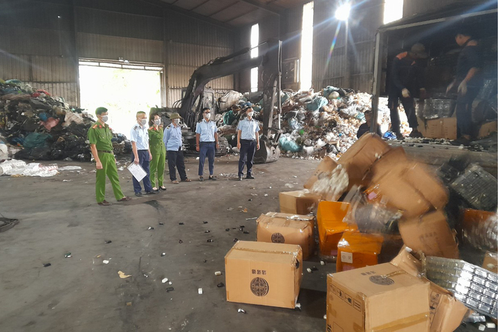 Lực lượng chức năng tại thời điểm kiểm tra kho hàng của ông T.X.H. (Ảnh: Đội QLTT số 5 Cục QLTT Hưng Yên)