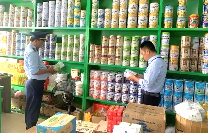 Lực lượng chức năng kiểm tra, thu giữ thực phẩm dinh dưỡng, thực phẩm chức năng không đạt chất lượng công bố.