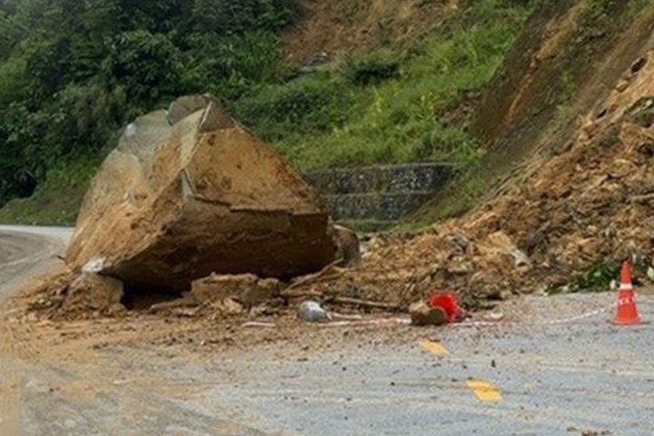 Tảng đá lớn chắn ngang Quốc lộ 4D. (Ảnh: Báo Lào Cai)