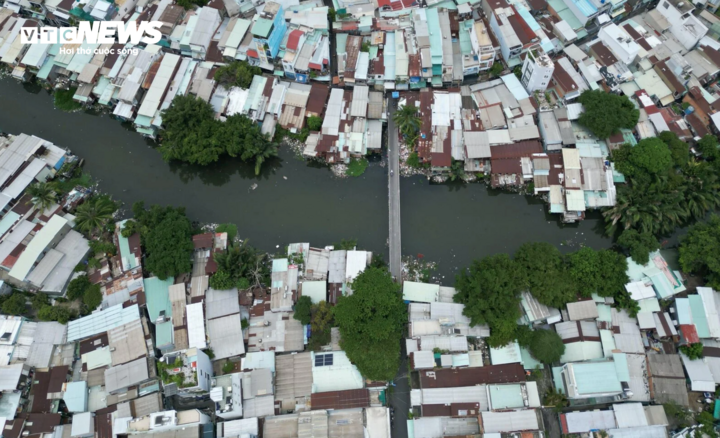 Rạch Xuyên Tâm có chiều dài khoảng 6,2km, nối từ sông Vàm Thuật đến kênh Nhiêu Lộc - Thị Nghè và chảy qua địa bàn 2 quận là quận Bình Thạnh và Gò Vấp.