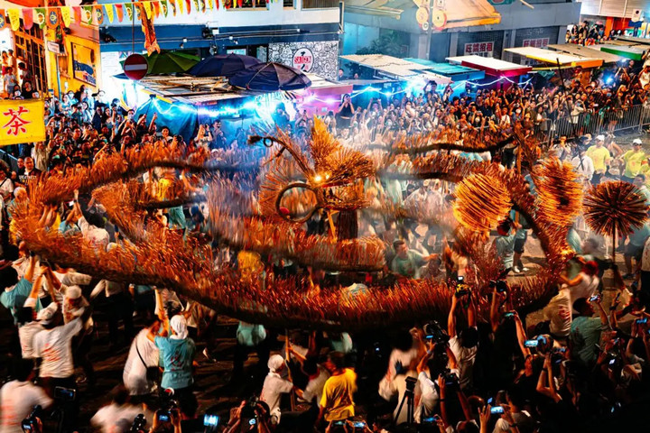 Múa rồng lửa Tai Hang.