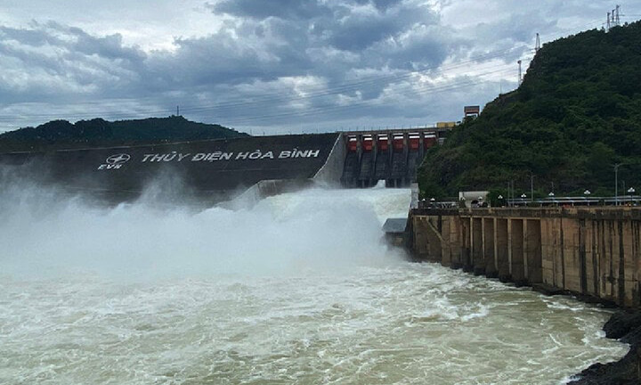 Hồ thủy điện Hòa Bình xả lũ. (Ảnh: EVN)
