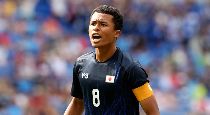 Fujita chơi nổi bật ở hàng tiền vệ.