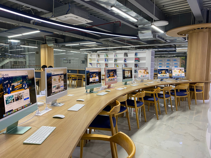 Cơ sở vật chất, trang thiết bị hiện đại gồm các tổ hợp phòng học, sân chơi, phòng thực hành... sẽ tạo sự đam mê, hứng khởi cho sinh viên học tập.