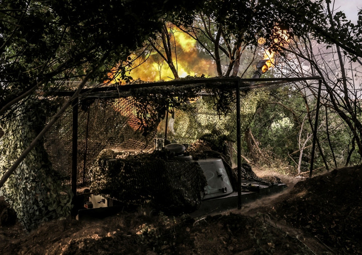 Binh lính Ukraine phóng lựu pháo tự hành về phía quân đội Nga trên tiền tuyến gần thị trấn Chasov Yar. (Ảnh: Reuters)