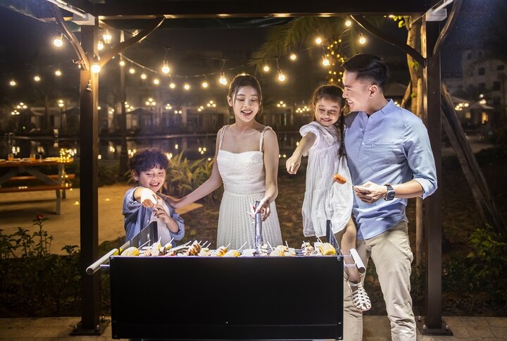 Những bữa tiệc nướng BBQ bên bể bơi là khung cảnh sum vầy vào mỗi cuối tuần ở Vinhomes Golden Avenue.