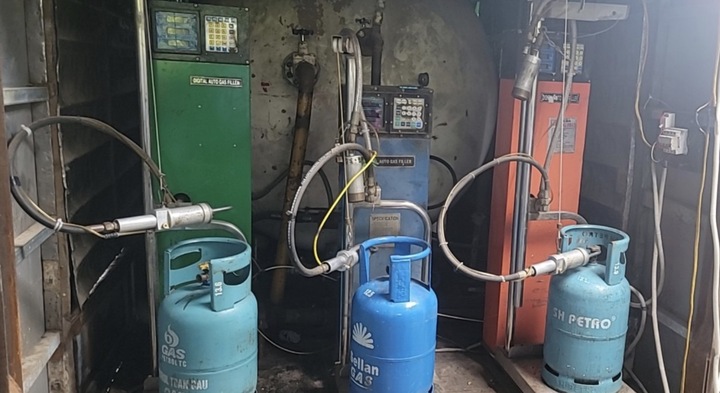 Tại thời điểm kiểm tra cơ sở đang thực hiện sản chiết nạp khí LPG vào bình.