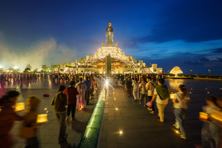 Nghi thức dâng đăng diễn ra vào tối thứ 7 hàng tuần trên đỉnh núi Bà Đen. (Ảnh: Sun World Ba Den Mountain)