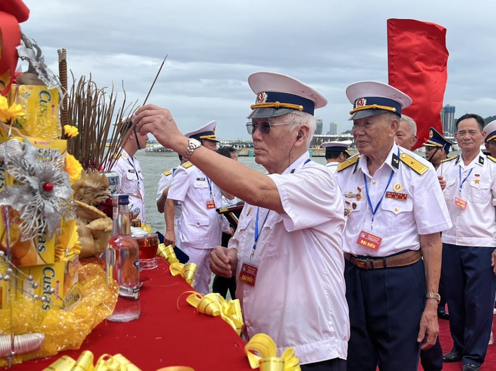 Các cựu binh kính cẩn trước anh linh đồng đội.