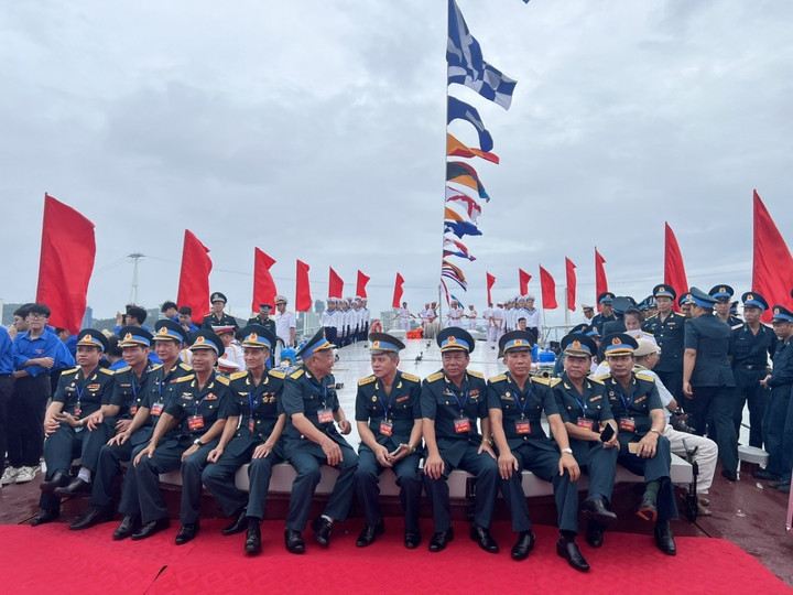 Các cựu chiến binh gặp mặt trong Lễ tưởng niệm anh hùng liệt sỹ và nhân dân hy sinh trong chiến thắng trận đầu.