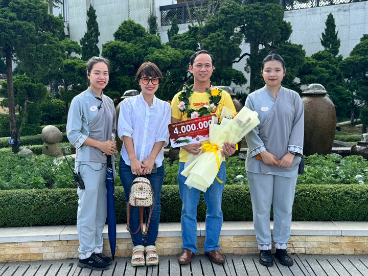 Vị khách thứ 4 triệu đi cáp treo lên núi Bà Đen. (Ảnh: Sun World Ba Den Mountain)