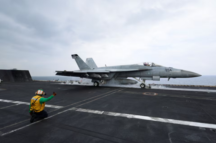 Máy bay chiến đấu AF/A-18E Super Hornet trên tàu sân bay USS Dwight D. Eisenhower của Mỹ ở phía Nam Biển Đỏ. (Ảnh: Reuters)