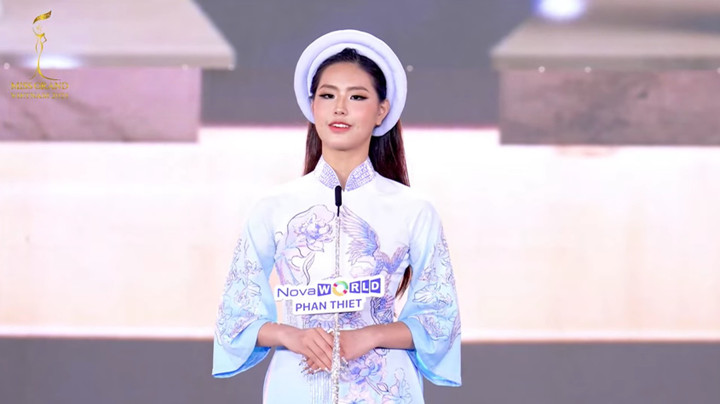 Thí sinh Dương Thị Hải My mất bình tĩnh khi thuyết trình.