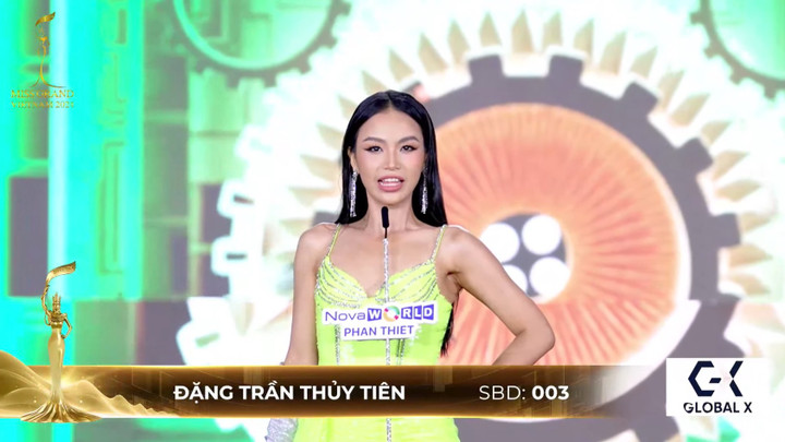 Các thí sinh mở màn đêm thi bằng màn hô tên.