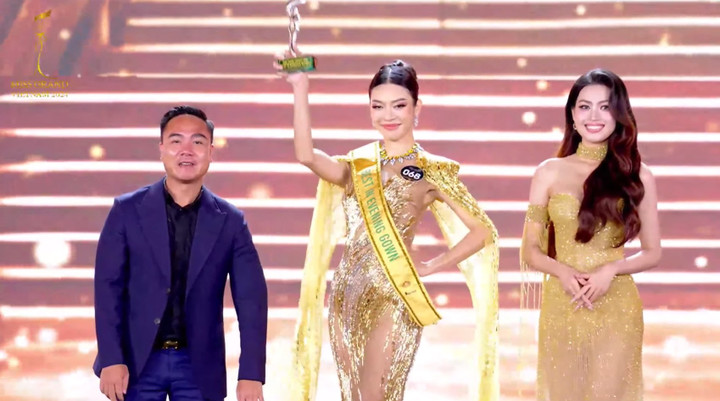 Bùi Lý Thiên Hương nhận giải "Trang phục dạ hội đẹp nhất".