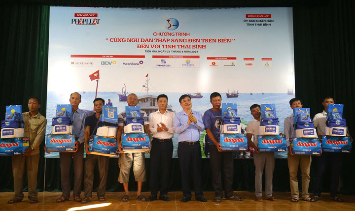 Ban tổ chức tặng quà cho bà con ngư dân.