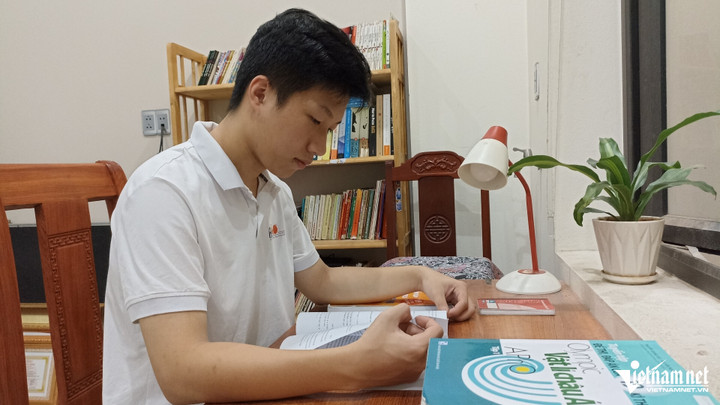 Phúc chia sẻ, em đam mê môn Vật lý từ nhỏ nên thuận lợi trong quá trình ôn luyện môn này. Ảnh: Trần Nghị