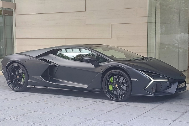 Một chủ xe khác đã lựa chọn cho mình màu sơn ngoại thất đen mờ Grigio Telesto Matt, đi kèm bộ mâm Altanero kích thước 21/22 inch và kẹp phanh màu xanh Verde.