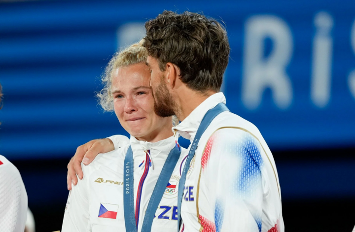 Tomas Machac và Katerina Siniakova là 2 người Czech đầu tiên giành huy chương vàng Olympic nội dung quần vợt đôi nam nữ.