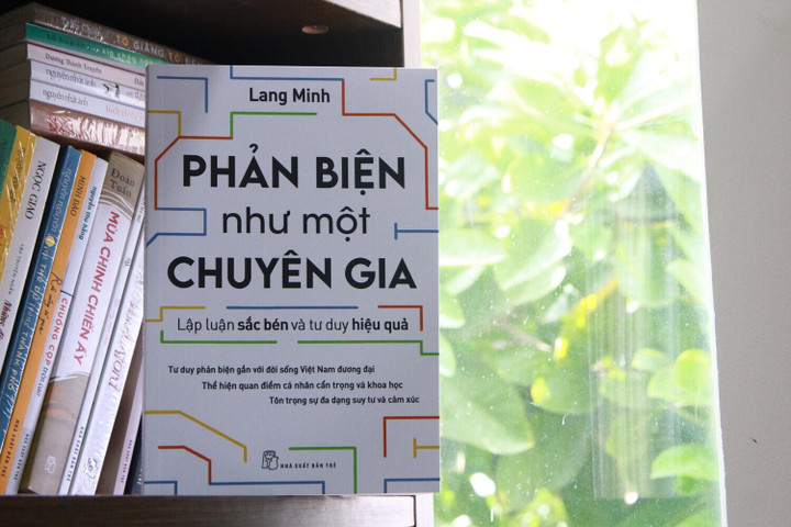 Cuốn sách "Phản biện như một chuyên gia" của tác giả Lang Minh.