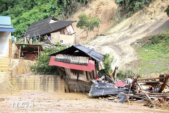 Mưa lớn hồi cuối tháng 7 gây ra lũ quét tại xã Mường Pồn (huyện Điện Biên, tỉnh Điện Biên) làm ít nhất 7 người chết và mất tích, hàng chục ngôi nhà bị vùi lấp. (Ảnh: TTXVN)