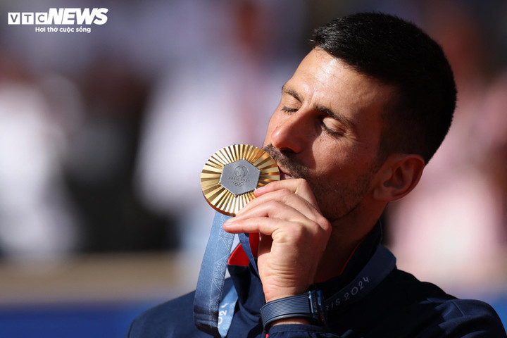 Novak Djokovic ăn mừng chiếc huy chương vàng Olympic.