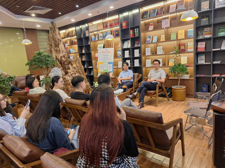 Buổi ra mắt sách ở Hà Nội.