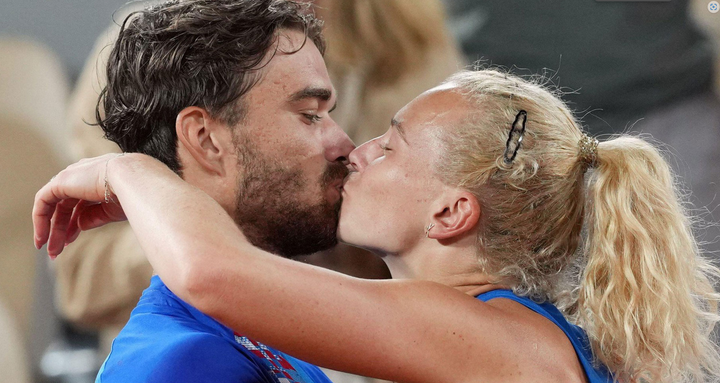 Nụ hôn gây bão trên mạng xã hội của Tomas Machac và Katerina Siniakova.