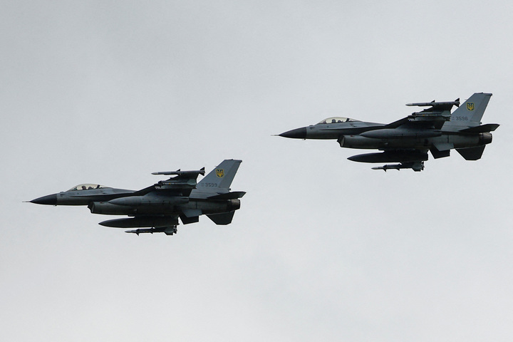 Tổng thống Ukraine lần đầu khoe tiêm kích F-16 - 4