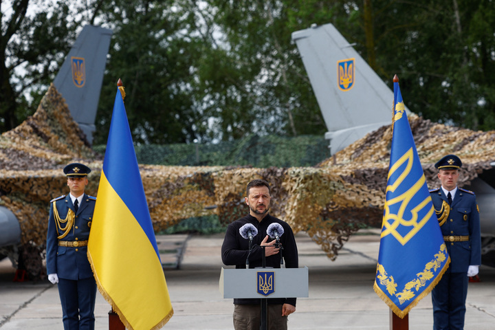 Tổng thống Ukraine Volodymyr Zelensky trong buổi lễ đưa F-16 vào biên chế ngày 4/8. (Ảnh: Reuters)