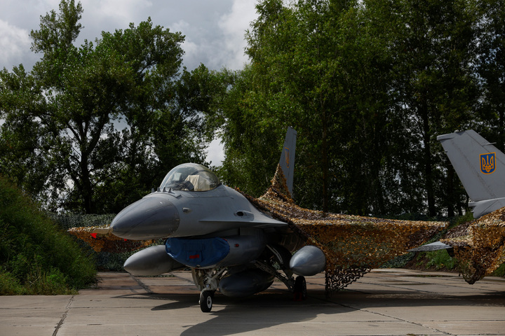 Tổng thống Ukraine lần đầu khoe tiêm kích F-16 - 3