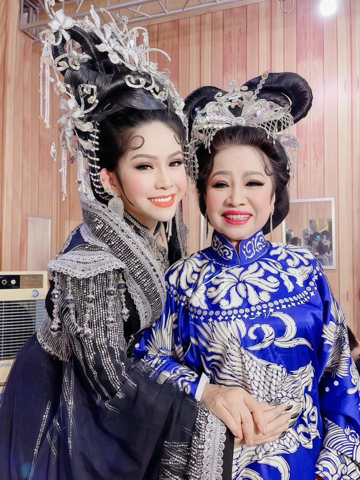 Nghệ sĩ Bình Tinh bên mẹ - soạn giả Bạch Mai. Ảnh: FBNV