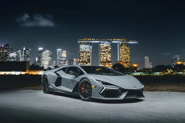 Ra mắt tại Singapore vào tháng 9/2023, Lamborghini Revuelto là siêu xe hybrid có nhiệm vụ thay thế cho đàn anh Aventador. Chiếc xe nhanh chóng chiếm được cảm tình của giới thượng lưu tại quốc gia này.