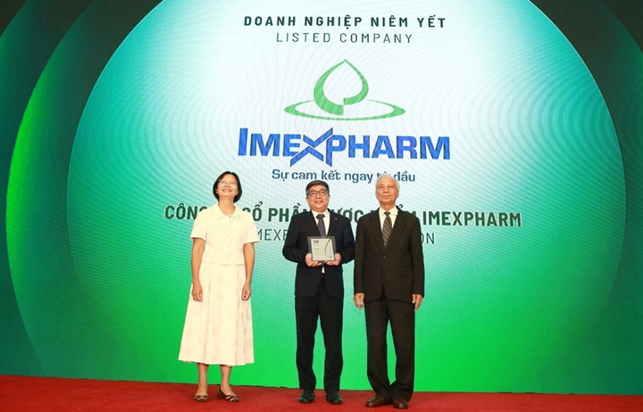 Ông Nguyễn An Duy (đứng giữa), Phó Tổng Giám đốc Khối Tài Chính của Imexpharm đại diện doanh nghiệp nhận Giải thưởng Top 50 doanh nghiệp phát triển bền vững do Tạp chí Nhịp Cầu Đầu Tư tổ chức tại TP.HCM ngày 2/8/2024. (Ảnh: Imexpharm)