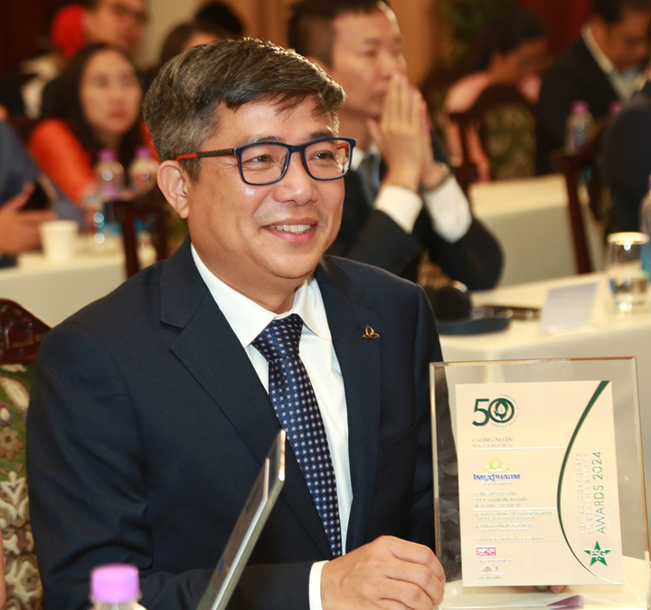Ông Nguyễn An Duy đại diện nhận Giải thưởng Top 50 Công ty phát triển bển vững. (Ảnh: Imexpharm)
