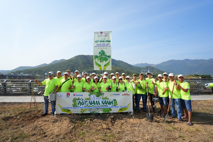 Imexpharm tham gia chương trình Vì một Việt Nam xanh cùng 500 cây giống được trồng tại thành phố biển Nha Trang. (Ảnh: Imexpharm)